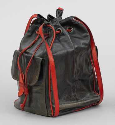 une image représentant un sac noir et rouge muni d'une poignée rouge