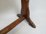 une table en bois sur laquelle se trouve un marteau
