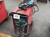 de nombreux types d'équipements de soudage dans un parking