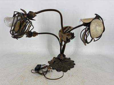 une lampe posée sur une table