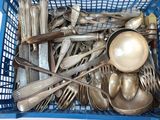 un panier bleu rempli d'argenterie et de cuillères en argent