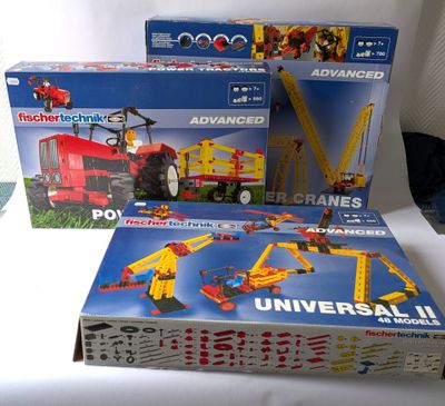 trois boîtes de legos posées sur une table