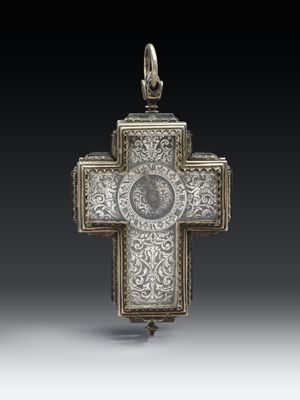 une vieille croix en argent ornée d'un médaillon