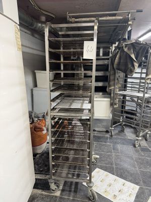 une photo d'une cuisine avec plusieurs étagères remplies de provisions