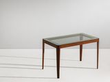 une table basse avec un plateau en verre et des pieds en bois
