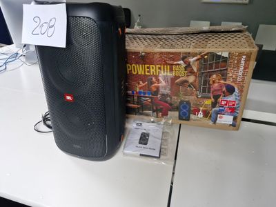 une enceinte posée sur une table à côté d'une boîte
