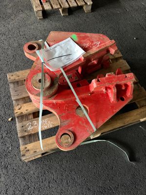 une machine rouge posée sur une palette