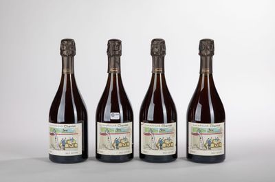 trois bouteilles de vin posées l'une à côté de l'autre sur une table