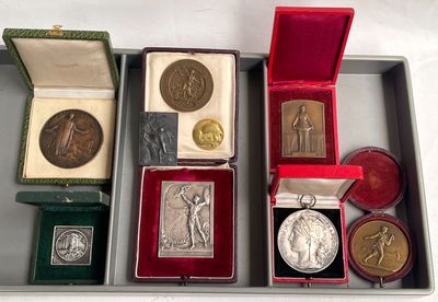 beaucoup de médailles d'argent et d'or dans une boîte