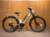 un vélo garé devant un mur en bois