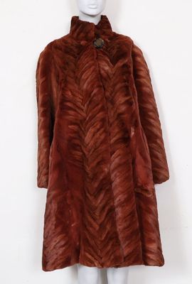 manteau de fourrure marron d'une femme sur un mannequin mannequin mannequin mannequin mannequin mannequin mannequin mannequin