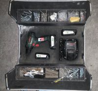 Une caisse BOSCH avec perceuse-visseuse BOSCH, chargeur et 3…