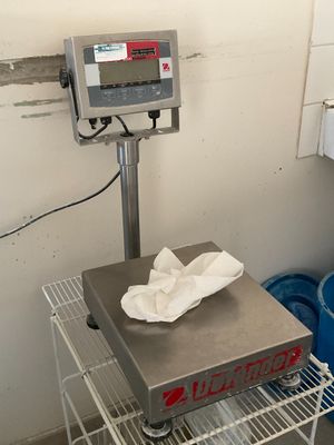 une image représentant une balance dans une pièce encombrée de déchets