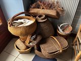 une pile de paniers en osier posée sur un sol carrelé