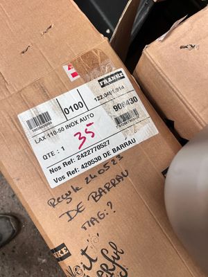 une valise posée par terre à côté d'une paire de chaussures