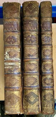 plusieurs vieux livres sont empilés sur une table