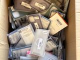 une boîte en carton remplie d'appareils électroniques et d'autres objets