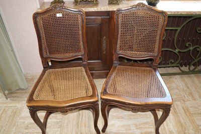 deux chaises placées l'une à côté de l'autre sur le sol