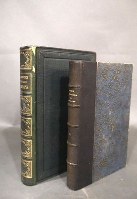 deux livres posés l'un à côté de l'autre sur une table