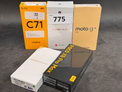 trois boîtes de Motorola G7 et une boîte de Motorola G7