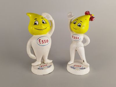 deux figurines représentant un homme et une femme, posées sur un socle