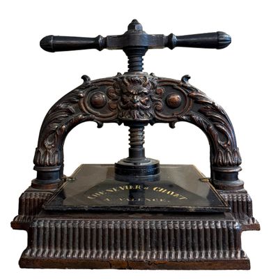 MATÉRIEL DE RELIURE comprenant une grande presse, un étau à …