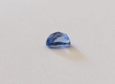 gros plan d'un saphir bleu sur une surface blanche