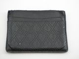 un portefeuille en cuir noir posé sur une table blanche