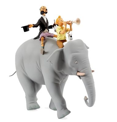 une figurine représentant un homme chevauchant un éléphant