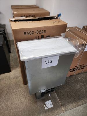 de nombreux cartons posés sur le sol les uns à côté des autres