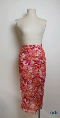 une robe sur un mannequin, avec une jupe à imprimé rose et orange