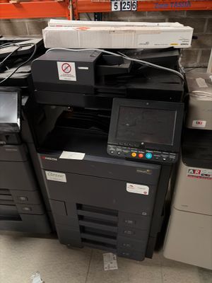 de nombreux modèles d'imprimantes exposés dans un magasin