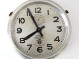 une horloge accrochée au mur sur laquelle figurent des chiffres