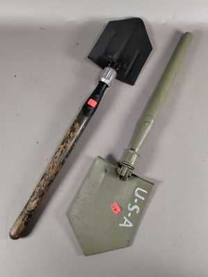 Deux pelles pliantes, l'une US et l'autre française.