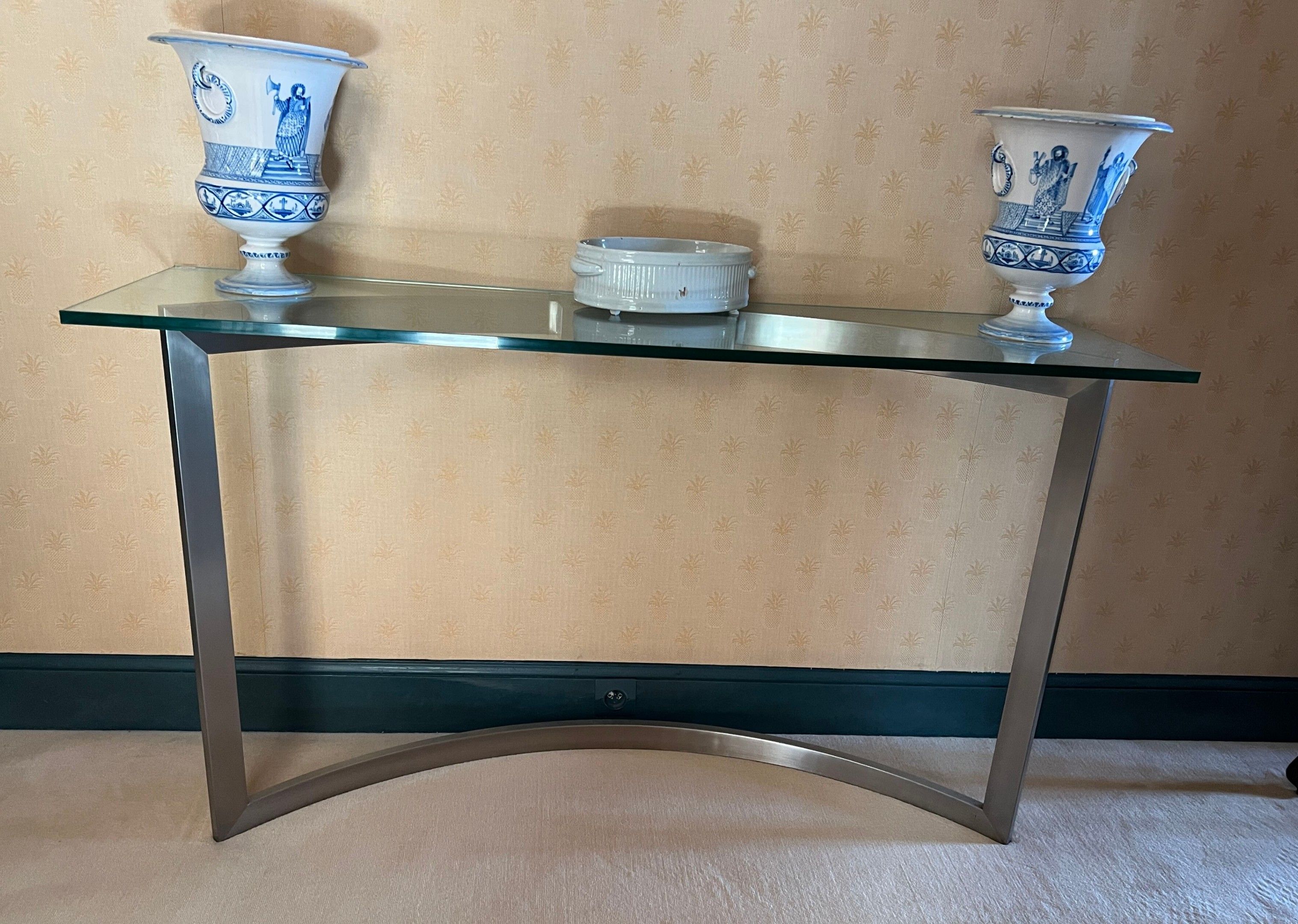 CONSOLE en métal chromé et plateau de verre.