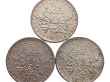 Trois dollars canadiens en argent sont représentés sur un fond blanc