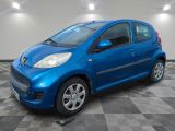 la photo d'une petite voiture bleue garée dans un garage
