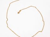 un collier à chaîne en or orné d'un petit cœur