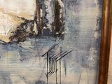 une image d'un tableau sur le mur d'une pièce