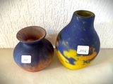 deux vases posés l'un à côté de l'autre sur une table