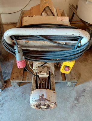 a picture of a machine that is sitting in a garage