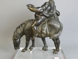 statue représentant un homme à cheval avec une femme sur le dos