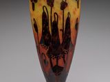 un vase orné d'un motif sur le côté