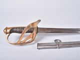 une épée et un couteau posés sur une surface blanche