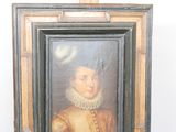 Un tableau représentant une femme en robe jaune est posé sur un chevalet