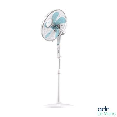 gros plan d'un ventilateur sur un support sur fond blanc