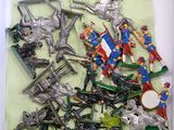 beaucoup de petits soldats dans une boîte posée sur la table