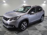 la voiture argentée est garée dans le garage sur un sol en damier