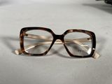des verres posés sur une table, avec une paire de lunettes posée dessus
