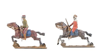 deux figurines représentant un homme à cheval et un homme à cheval